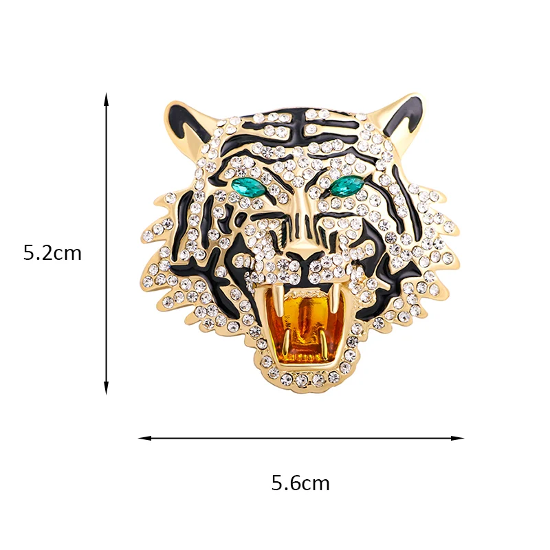 Broche tête de tigre strass dorée avec yeux verts et détails noirs, dimensions 5,2 cm sur 5,6 cm