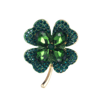 Broche trèfle fantaisie en métal doré avec pierres vertes facettées et petits strass verts