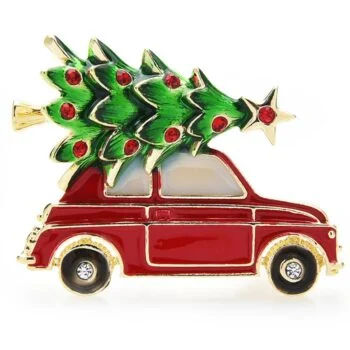 Broche voiture rouge avec arbre de Noël vert décoré de boules rouges et étoile dorée sur le toit