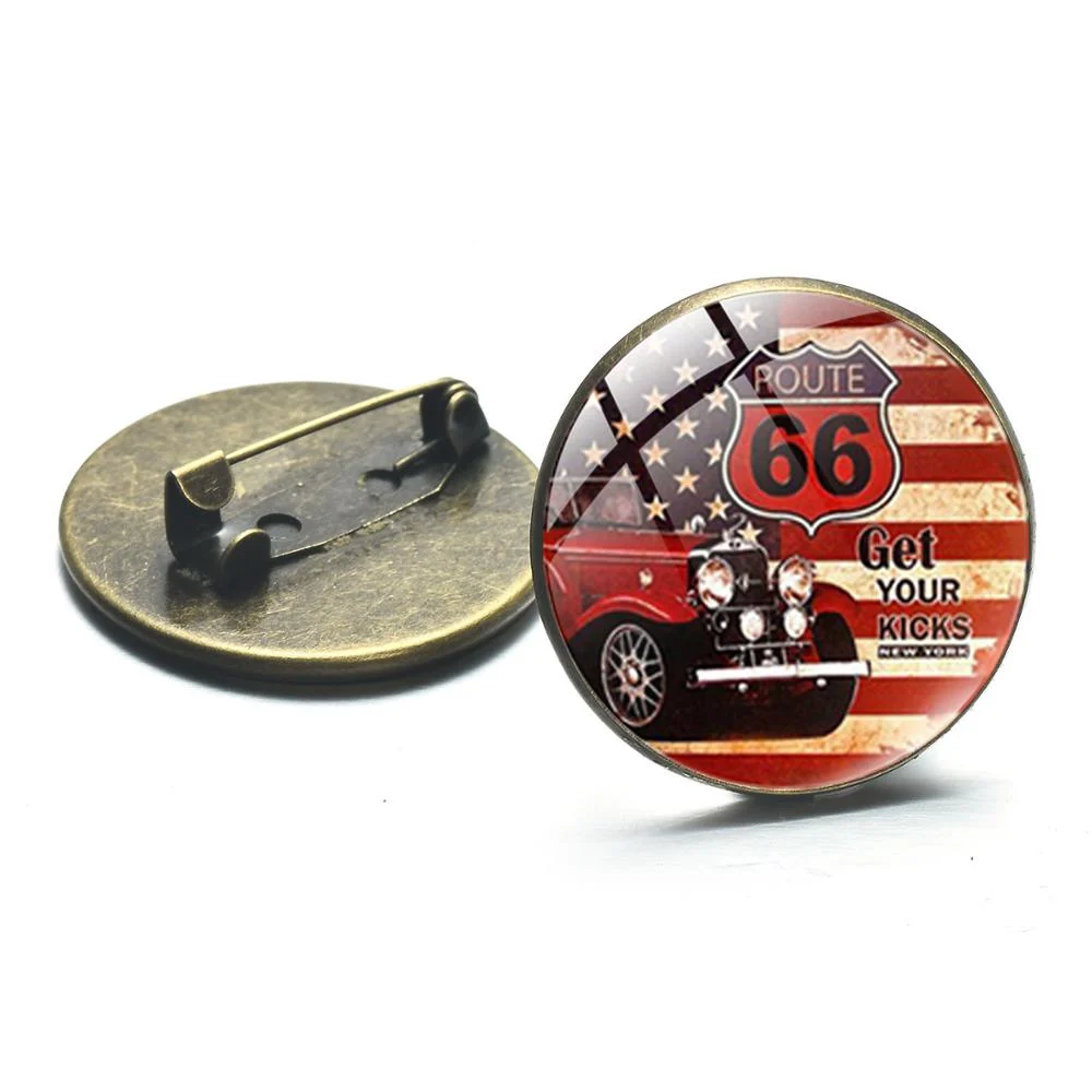 Épingle Route 66 ronde en métal avec motif drapeau américain, voiture rouge vintage et logo Route 66