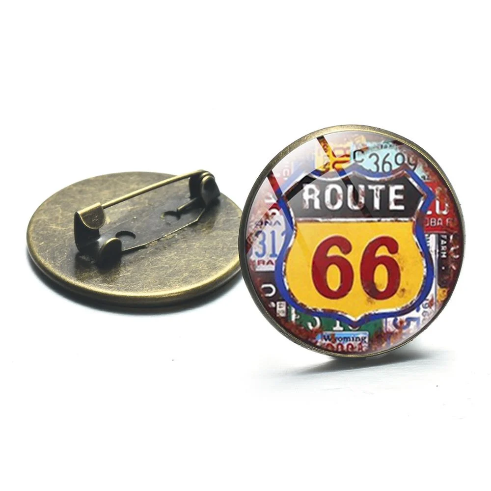 Épingle ronde en métal avec motif Route 66 jaune et rouge sur fond de plaques d'immatriculation colorées, vue avant et arrière
