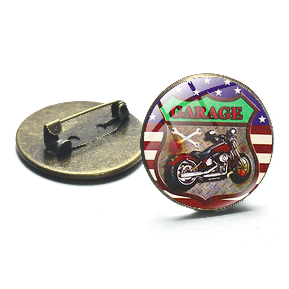 Épingle ronde en métal avec motif moto noire et rouge, fond drapeau américain et inscription garage