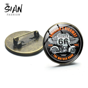 Épingle ronde Route 66 en métal avec motif moto et texte orange et blanc sur fond noir