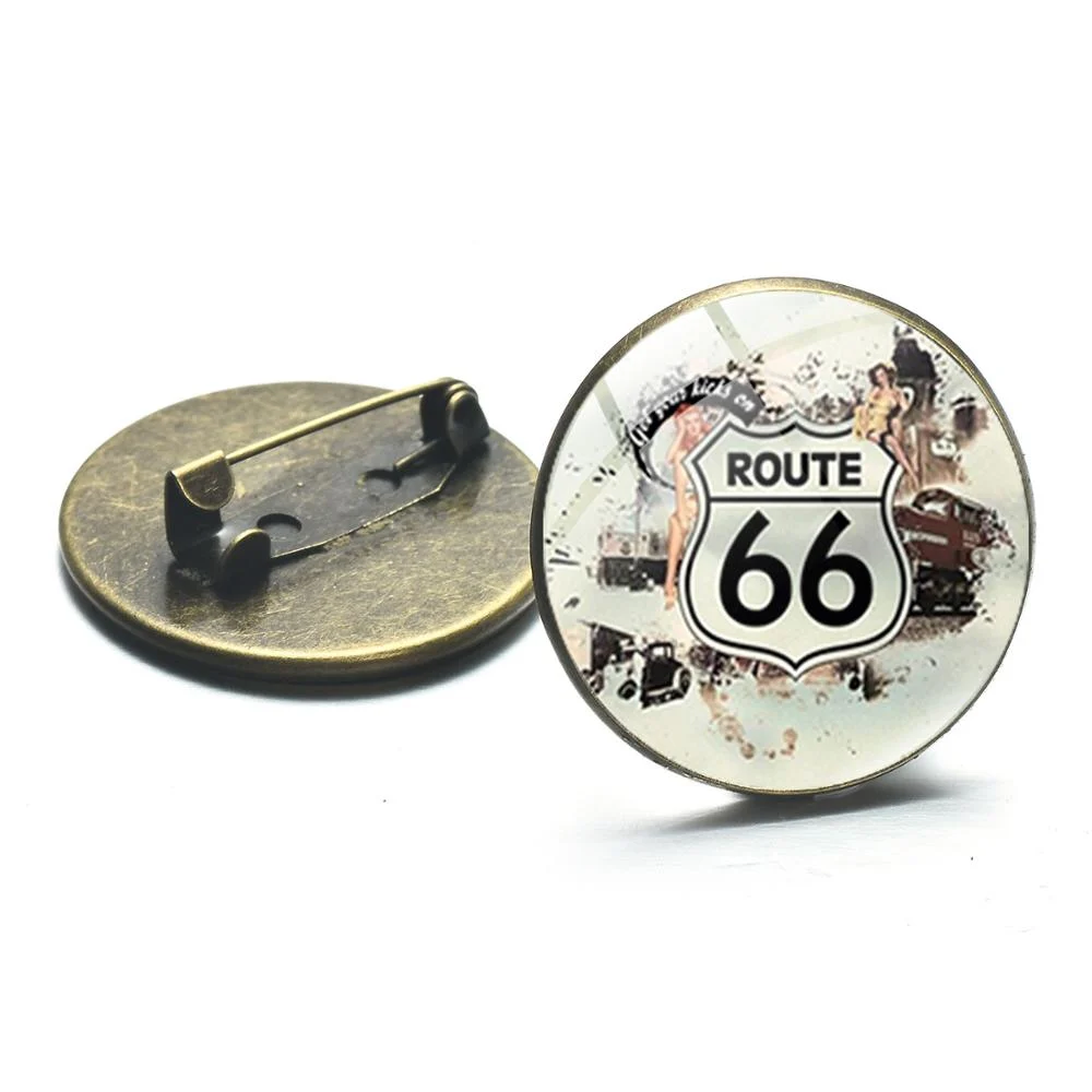 Épingle ronde en métal avec motif Route 66 vintage sur fond blanc, vue de face et de dos avec fermoir épingle