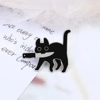 Petit pin's chat noir en métal avec finition mate, silhouette élégante de chat stylisé