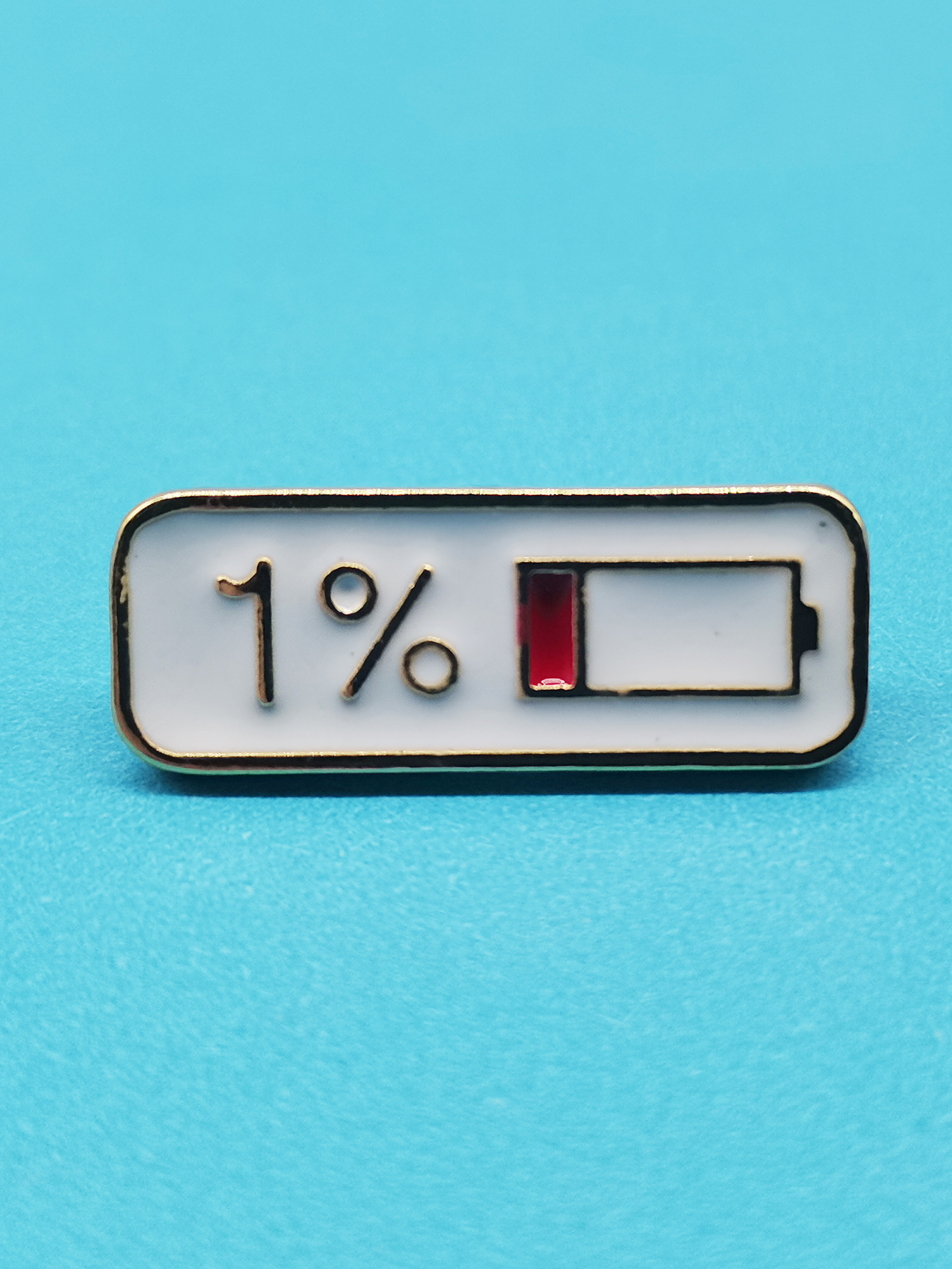 Pin's barre d'énergie blanc avec motif batterie presque vide rouge