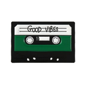 Pin's cassette rétro noir et vert avec inscription Good Vibes en blanc et noir