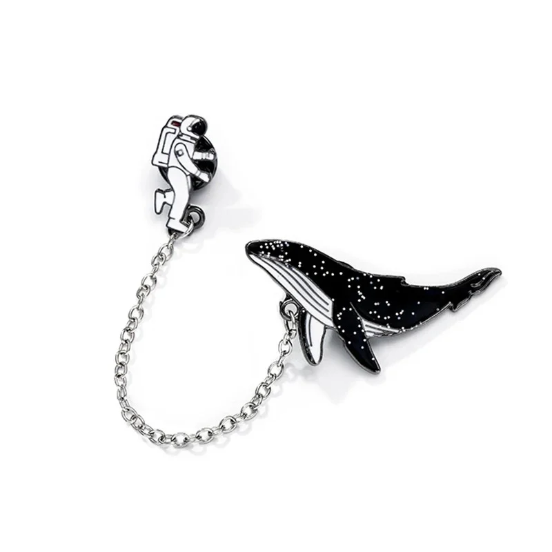Pin's à chaîne argentée avec astronaute et baleine noire et blanche en émail, bijou décoratif avec détail soigné
