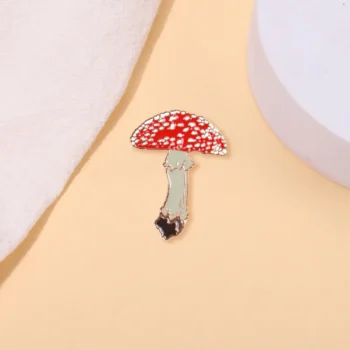 Pin's champignon rouge et blanc en métal émaillé avec détail soigné