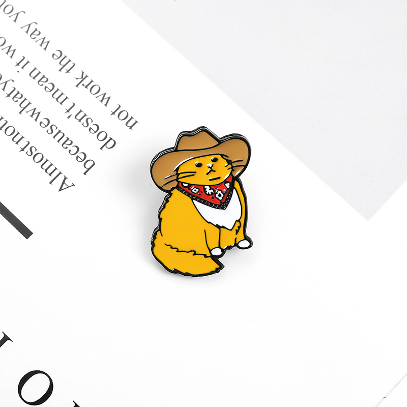 Pin's Chat Cowboy en métal émaillé jaune avec chapeau marron et bandana rouge