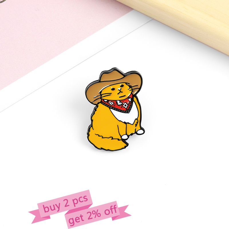 Pin's Chat Cowboy orange avec chapeau marron et bandana rouge en émail