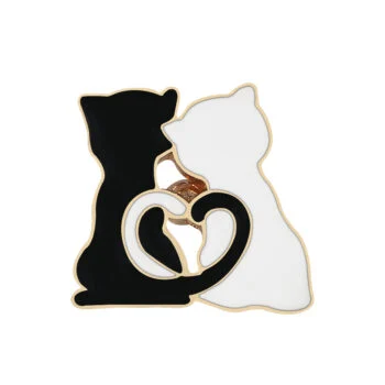 Pin's couple de chat noir et blanc en métal émaillé formant un cœur avec leurs queues entrelacées