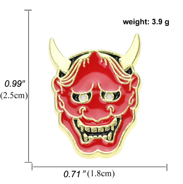 Pin's démon japonais Hannya en métal doré avec émail rouge et noir, visage stylisé avec cornes, sourire large et détails soignés