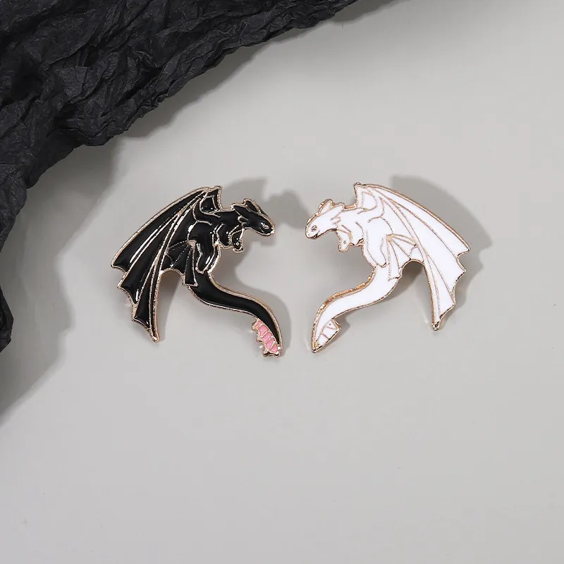 Pin's Double Dragon en métal émaillé noir et blanc avec détails argentés, vue rapprochée sur les deux dragons face à face