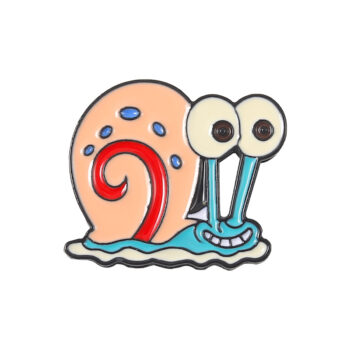 Pin's escargot humoristique en métal émaillé avec coquille rose et détails rouges et bleus, visage souriant aux grands yeux blancs