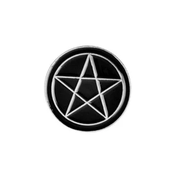 Pin's ésotérique rond en métal argenté avec motif pentagramme sur fond noir