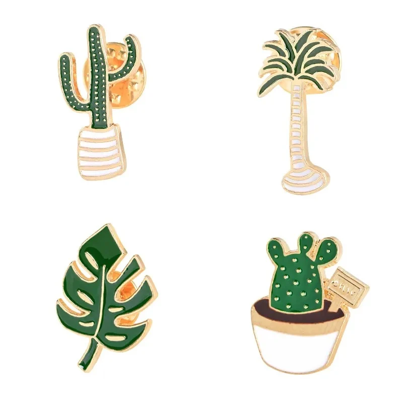 Pin's Exotique lot de quatre broches en métal doré avec motifs végétaux verts : cactus en pot, palmier, feuille tropicale et cactus en pot avec étiquette