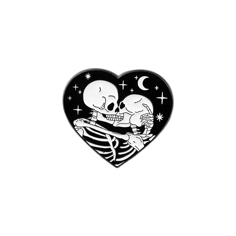 Pin's gothique en forme de cœur noir avec motif blanc représentant un squelette embrassant un lapin sous un ciel étoilé avec lune
