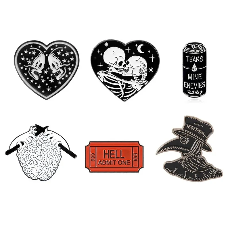 Pin's gothique lot de six motifs noirs et blancs avec détails rouges, incluant cœur avec lapins, cœur avec squelettes, canette avec texte, mouton avec corbeaux, ticket rouge hell, masque de médecin de peste