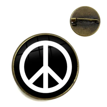 Pin's Hippie Peace And Love rond en métal bronze avec motif symbole peace blanc sur fond noir, vue avant et dos avec épingle