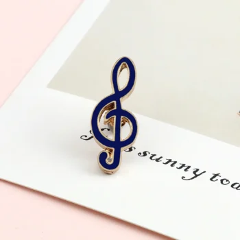 Pin's musique forme clé de sol en métal doré avec émail bleu foncé et finition soignée