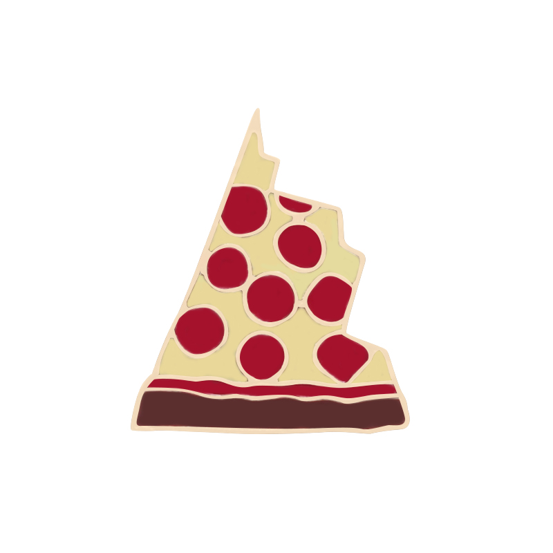 Pin's Pizza en forme de part de pizza avec pâte beige, sauce rouge et rondelles de pepperoni rouges