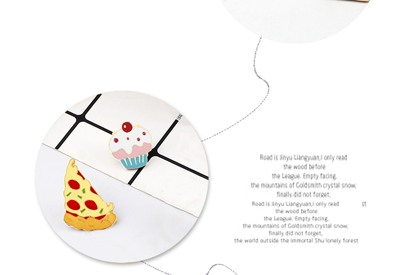 Pin's Pizza en émail coloré avec tranche de pizza jaune et points rouges, sur fond blanc à motifs lignes noires