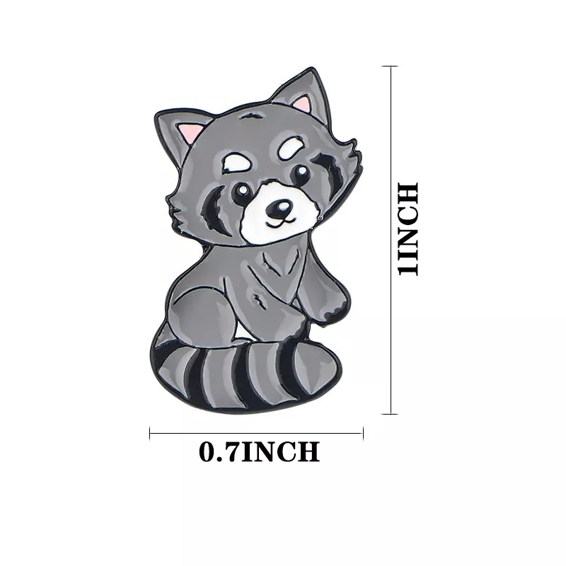Pin's raton laveur gris en métal émaillé, vue de face détaillée avec dimensions 1 pouce de hauteur sur 0,7 pouce de largeur