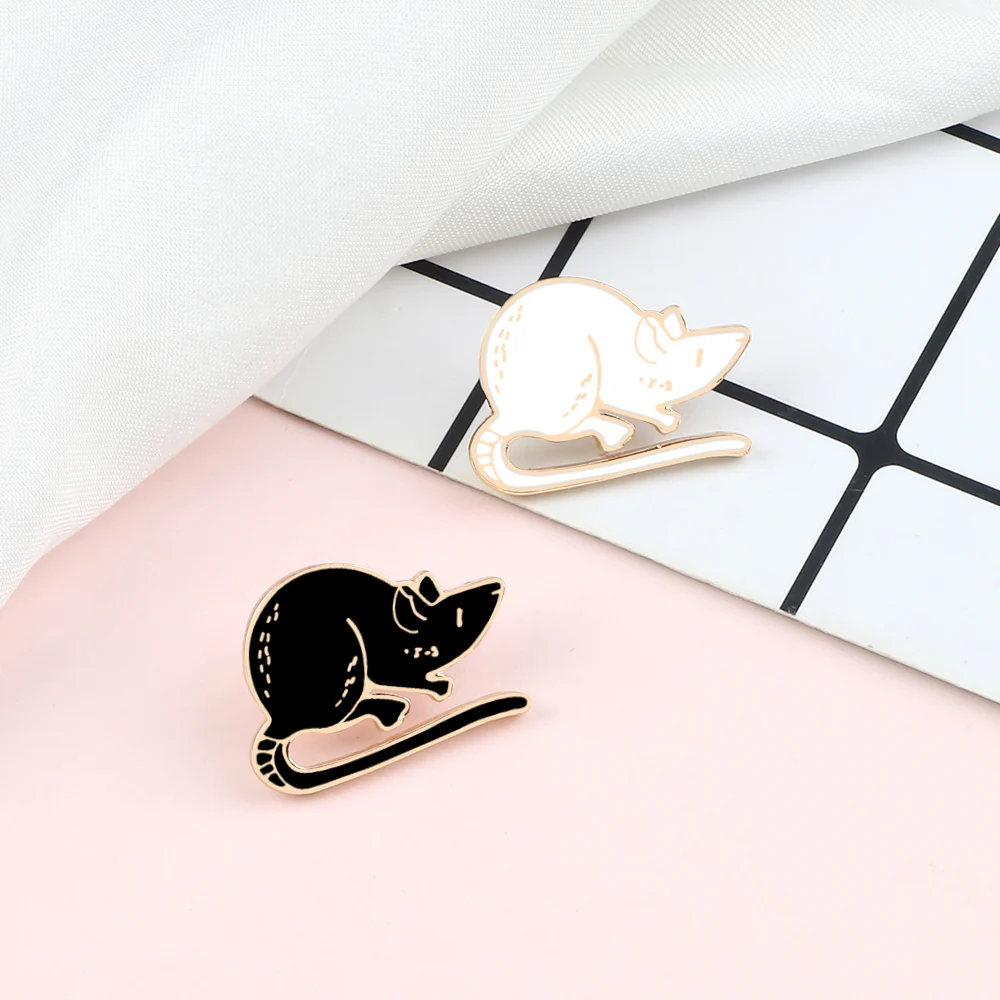 Pin's Souris en métal émaillé noir et blanc avec contour doré, design stylisé et finition soignée