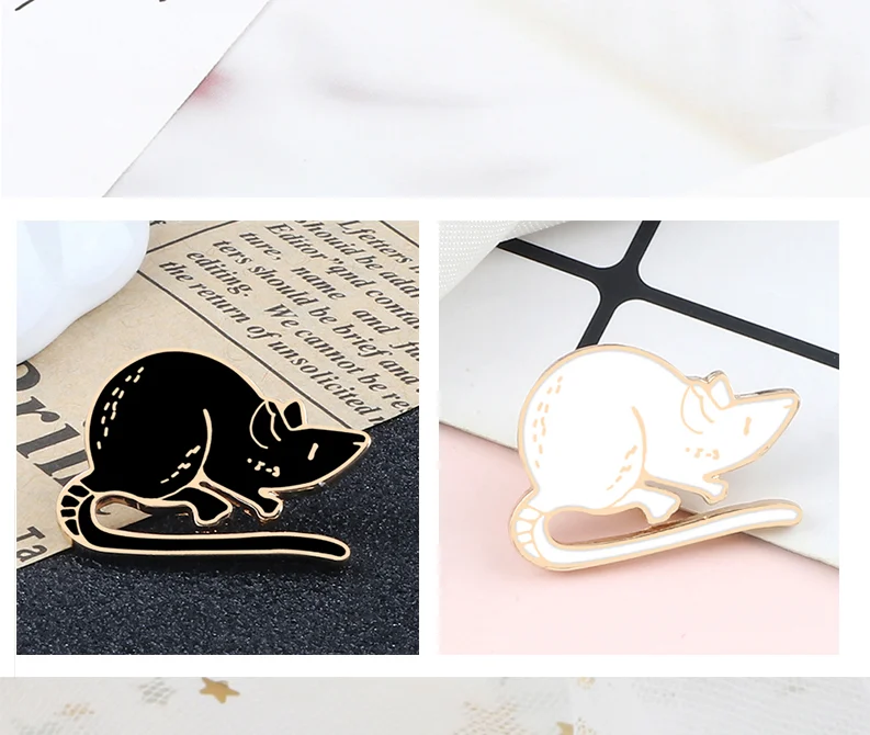 Pin's Souris en métal émaillé noir et blanc avec contour doré, vue rapprochée du recto et verso