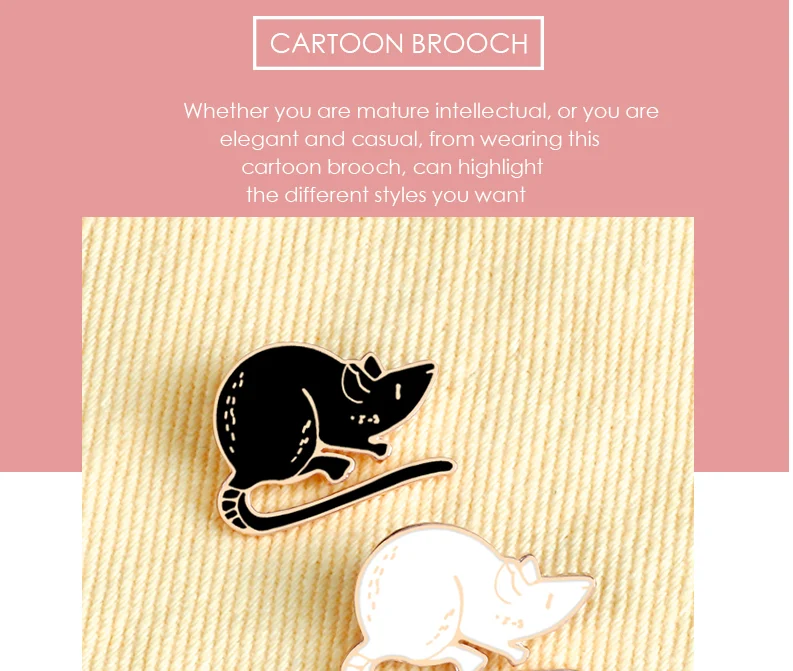 Pin's Souris noir en métal avec finition brillante, broche cartoon sur fond beige