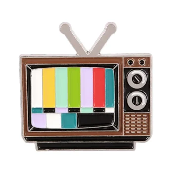 Pin's télévision vintage en métal avec écran multicolore et antennes, design travaillé et finition soignée