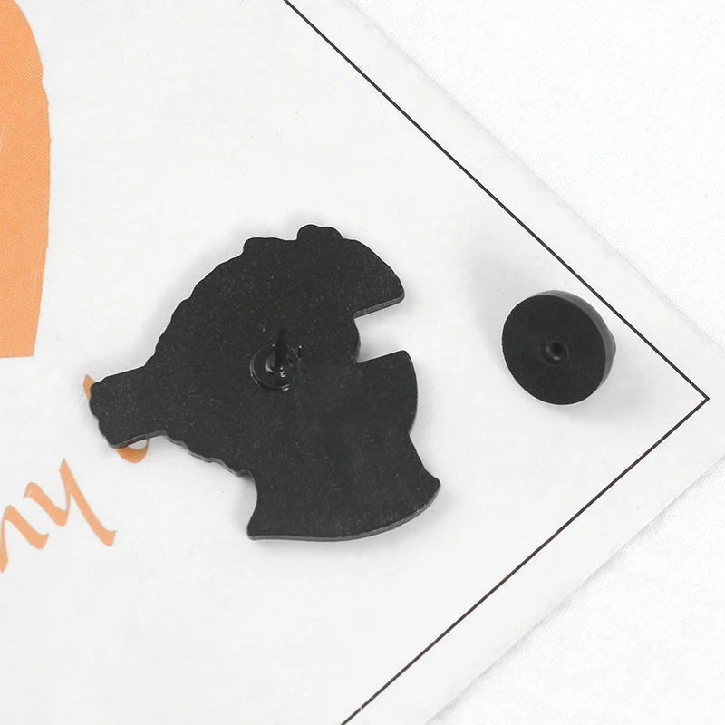 Pin's visage statue grecque artistique noir en métal avec attache papillon vue arrière