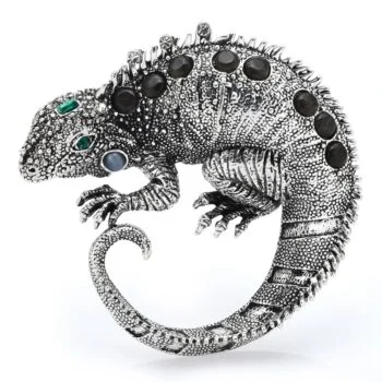 Broche caméléon vintage en métal argenté avec détails texturés, pierres noires ovales sur le dos et yeux verts et bleus