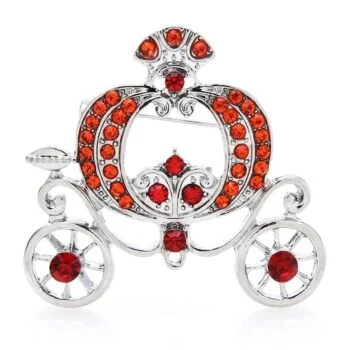 Broche carrosse argenté ornée de strass rouges, design travaillé avec détails élégants et finition soignée