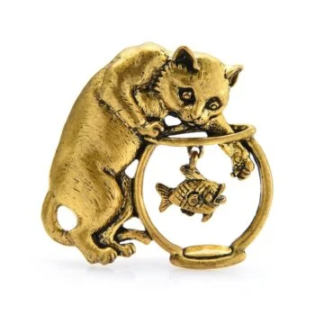 Broche chat en métal doré avec motif poisson suspendu dans un bocal rond
