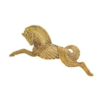 Broche cheval vintage dorée en métal avec motif gravé détaillé et silhouette élégante