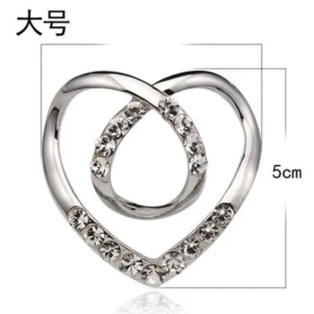 Broche cœur design en métal argenté avec strass, dimensions 5,1 cm sur 5 cm