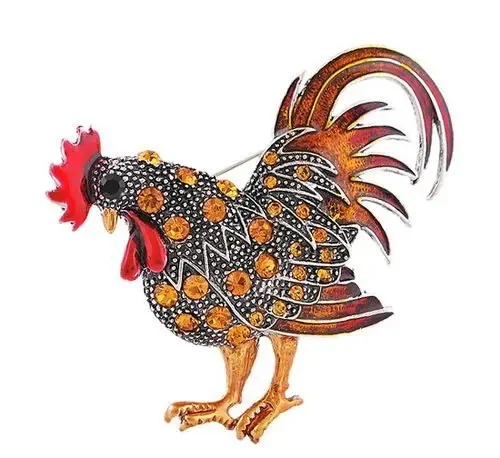 Broche Coq Fantaisie en métal avec strass orange et noir, détail des plumes stylisées et crête rouge