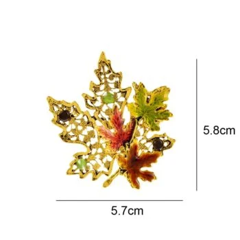 Broche feuille d'érable en métal doré avec détails ajourés et feuilles colorées rouge, vert et orange, dimensions 5,8 cm par 5,7 cm