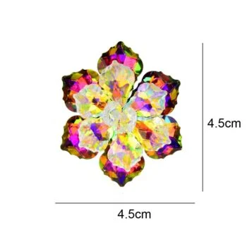 Broche fleurs strass multicolore en forme de fleur avec six pétales scintillants, dimensions 4,5 cm sur 4,5 cm