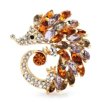 Broche hérisson fantaisie en métal doré ornée de cristaux orange, ambrés, violets et blancs, avec détails soignés et silhouette élégante