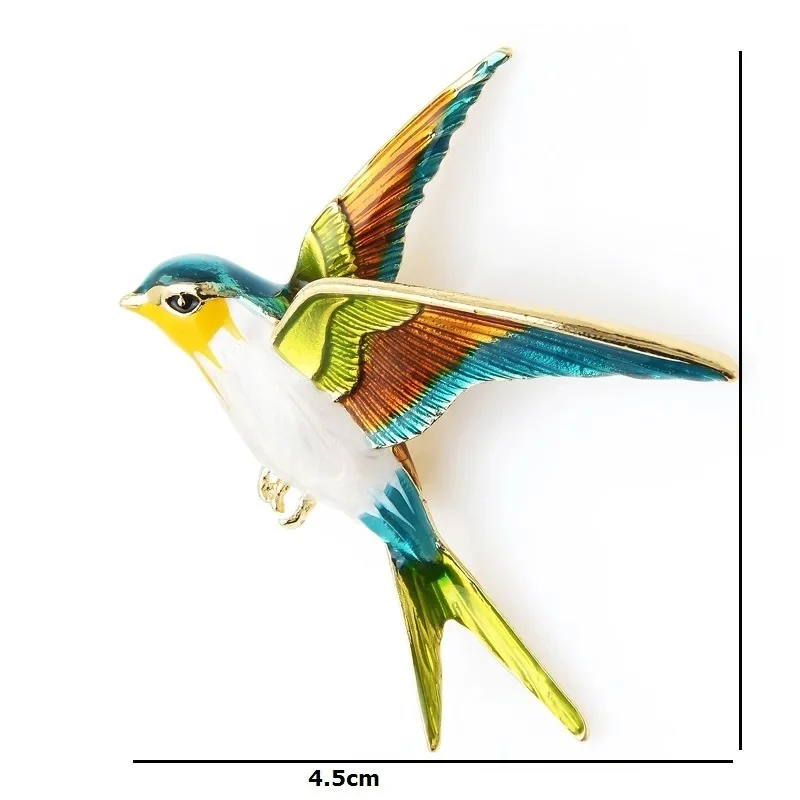 Broche hirondelle colorée en métal émaillé avec ailes déployées montrant un détail soigné des plumes aux teintes vertes, jaunes, bleues et marron