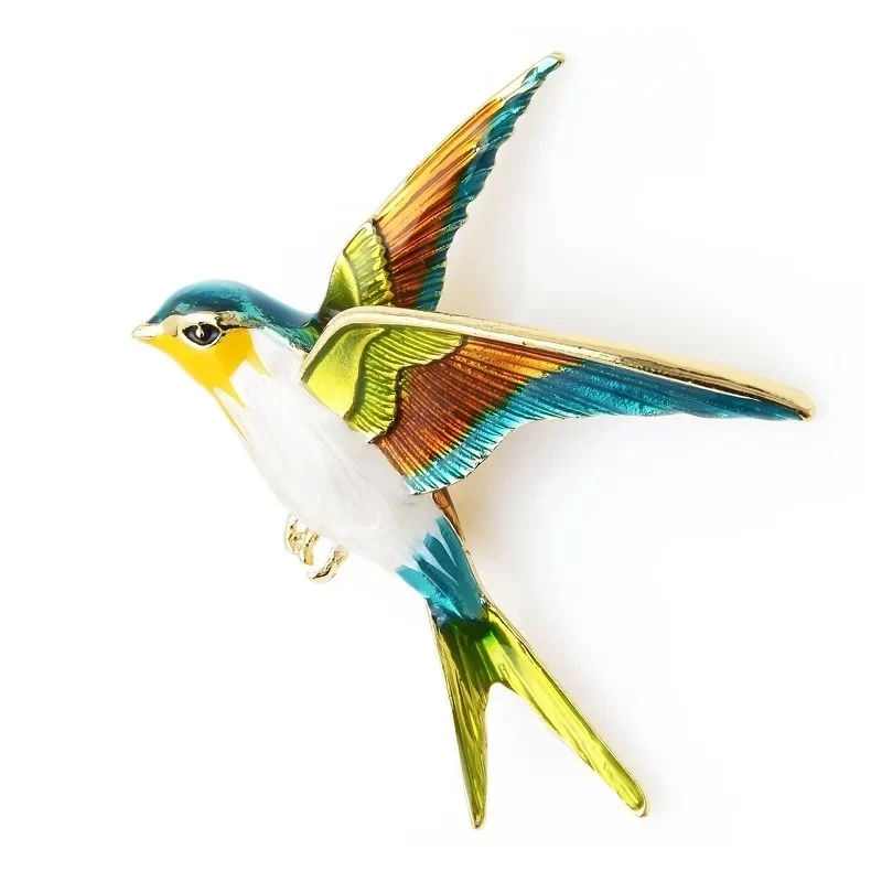 Broche hirondelle colorée en métal émaillé avec ailes déployées montrant un détail soigné et finition élégante