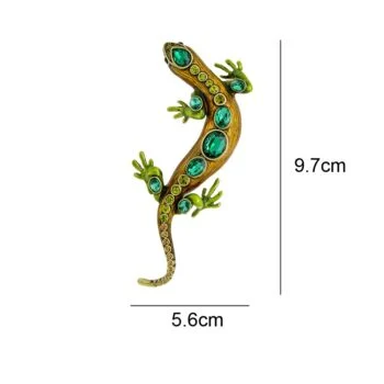 Broche lézard original en métal doré avec pierres vertes et strass, vue de face avec dimensions 9,7 cm sur 5,6 cm