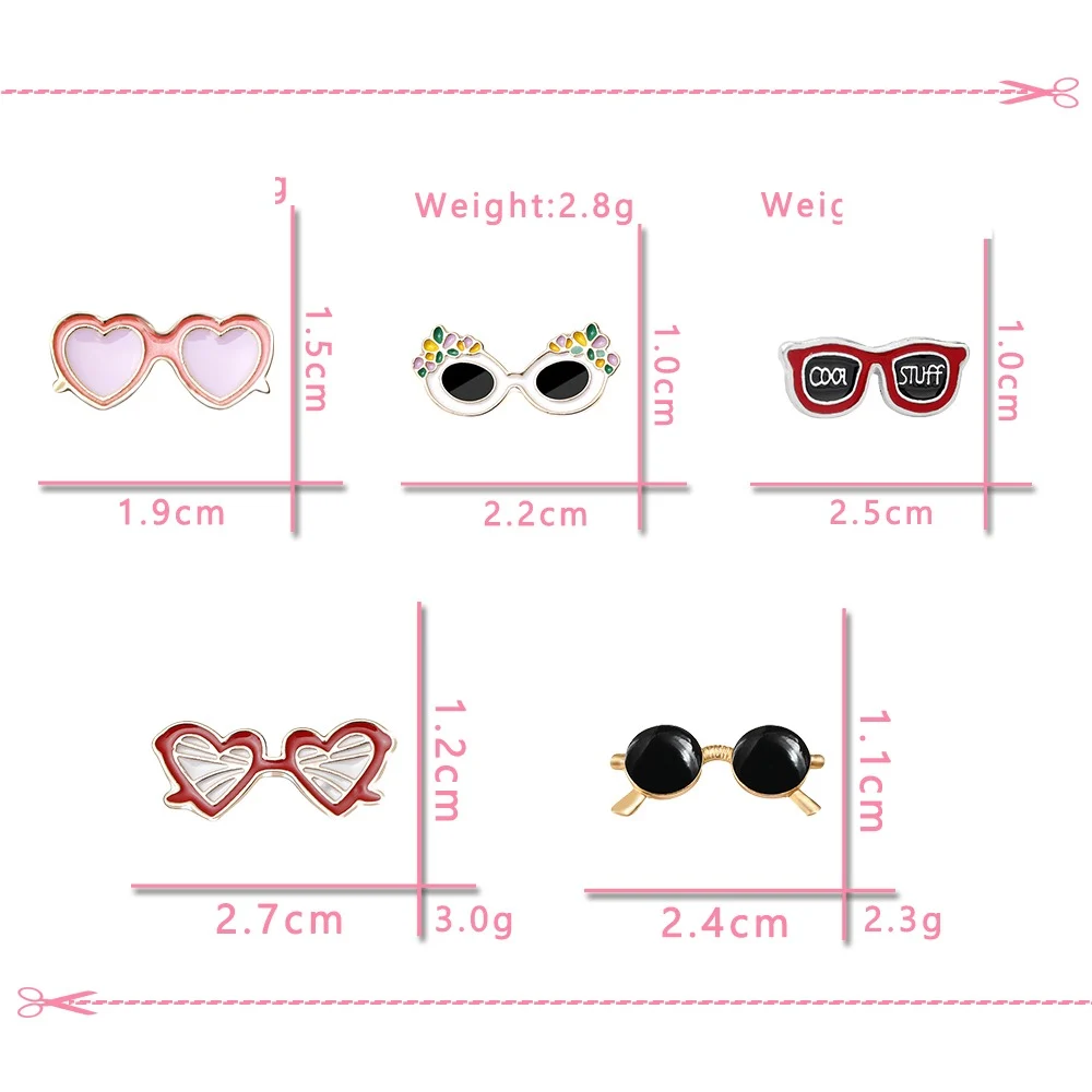 Broche lunettes forme cœur couleur rose avec contour doré, dimensions 1,9 cm largeur sur 1,5 cm hauteur, poids 3,0 g