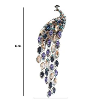 Broche paon femme en métal argenté ornée de pierres multicolores taillées en forme de goutte, vue de face avec détail de la queue étalée