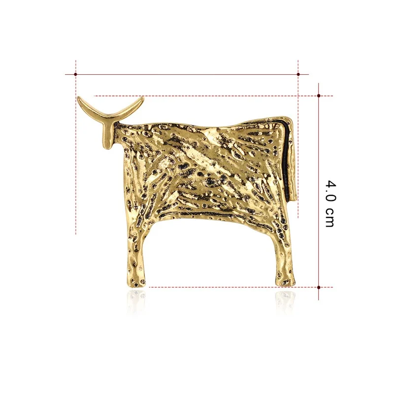 Broche taureau dorée en métal avec texture martelée, dimensions 4,4 cm sur 4,0 cm