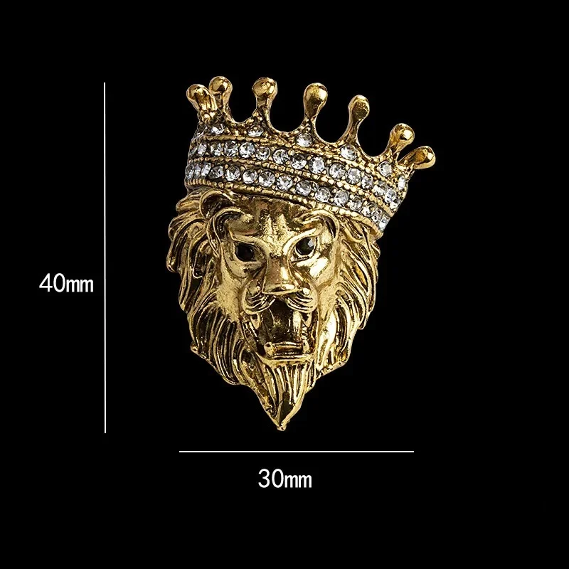 Broche tête de lion dorée avec couronne ornée de strass, dimensions 40mm sur 30mm