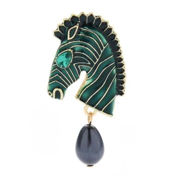 Broche tête de zèbre en métal doré avec émail vert et noir, détail d'œil vert, pendentif perle noire suspendue